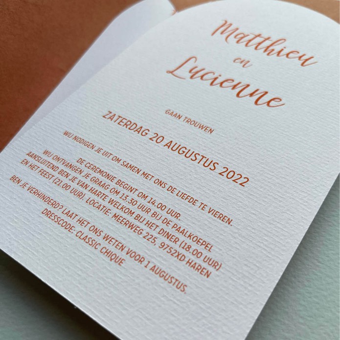 Stijlvolle minimalistische trouwkaart met boogvorm