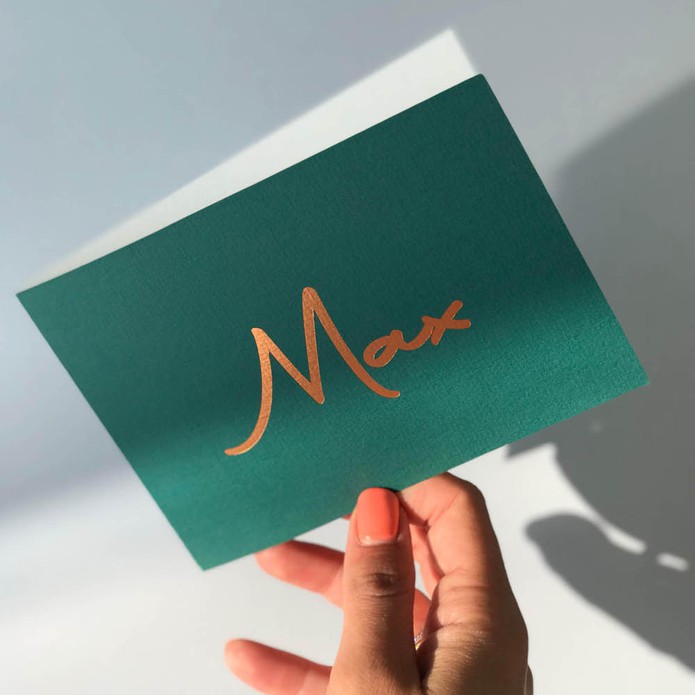 Stoer geboortekaartje groen met koper matte naam in modern lettertype