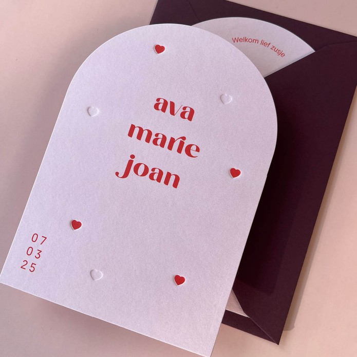 Geboortekaartje in boogvorm, lichtroze met hartjes van reliëf