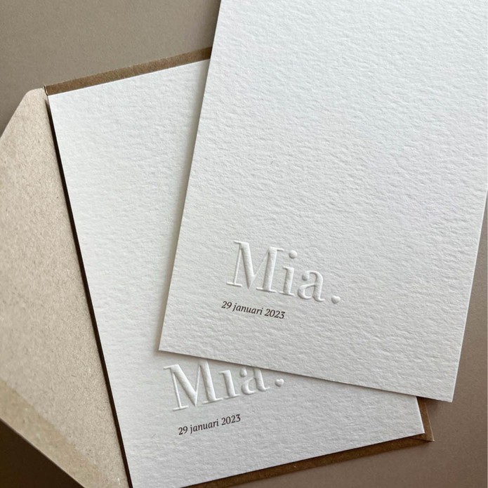 Minimalistisch geboortekaartje met preeg op ruw papier