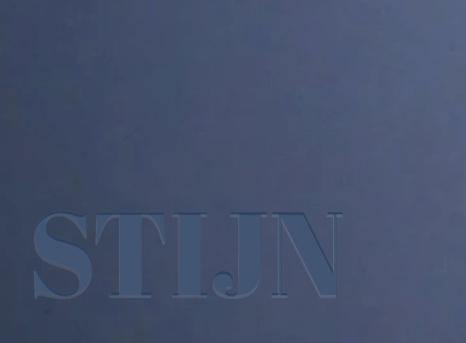 Minimalistisch geboortekaartje met de naam in reliëfdruk verhoogd