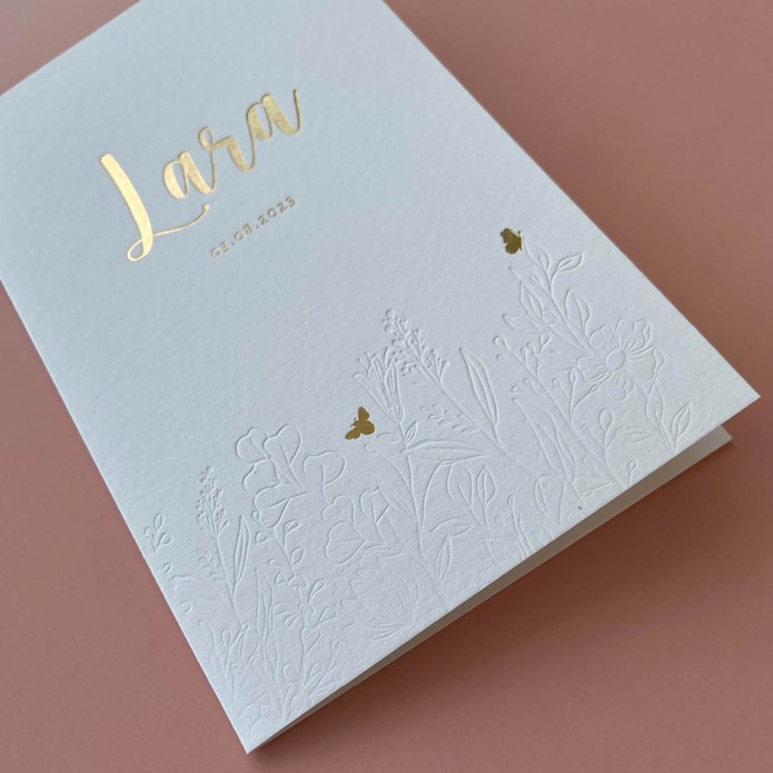 Minimalistisch geboortekaartje met bloemenveld