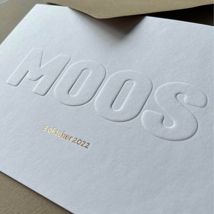 Sober en chique geboortekaartje met preeg