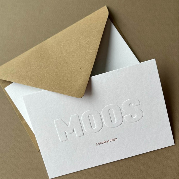 Sober en chique geboortekaartje met preeg