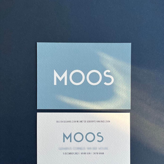 Strak geboortekaartje op reliëfpapier in de kleur ijsblauw