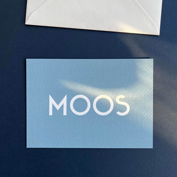 Strak geboortekaartje op reliëfpapier in de kleur ijsblauw