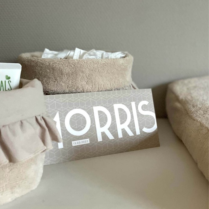 Stoer geboortekaartje patroon beige jongen