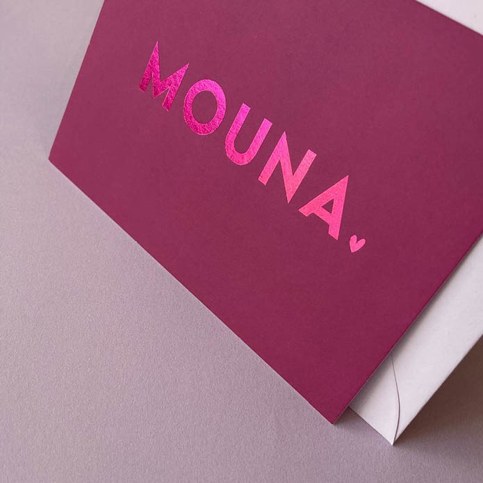 Geboortekaartje in framboos kleur met fuchsia foliedruk