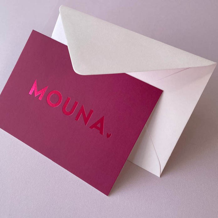 Geboortekaartje in framboos kleur met fuchsia foliedruk