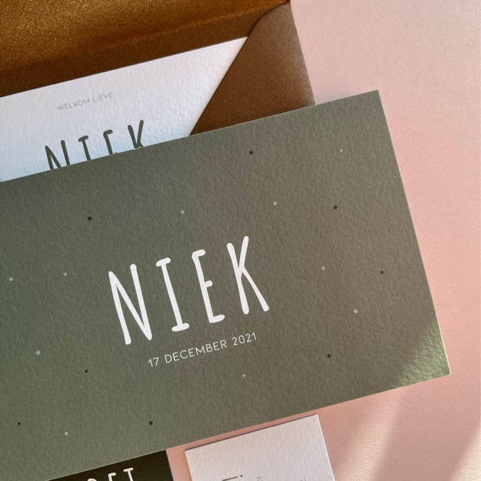 Stoer geboortekaartje mosgroen met stipjes