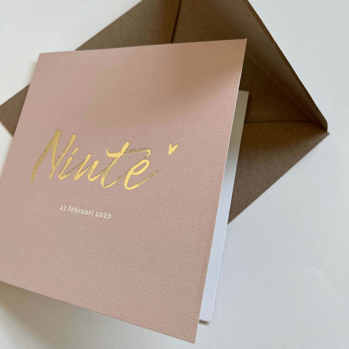 Licht oudroze geboortekaartje met matte goudfolie