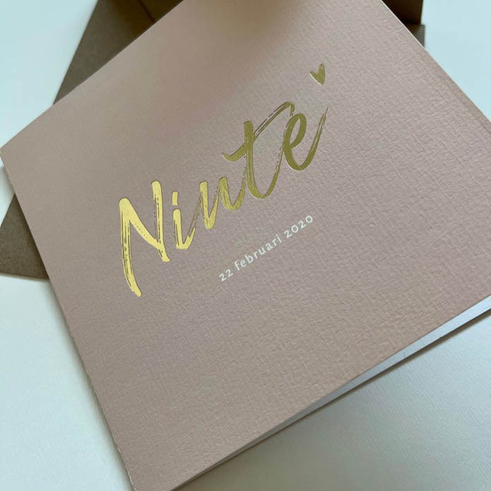 Licht oudroze geboortekaartje met matte goudfolie