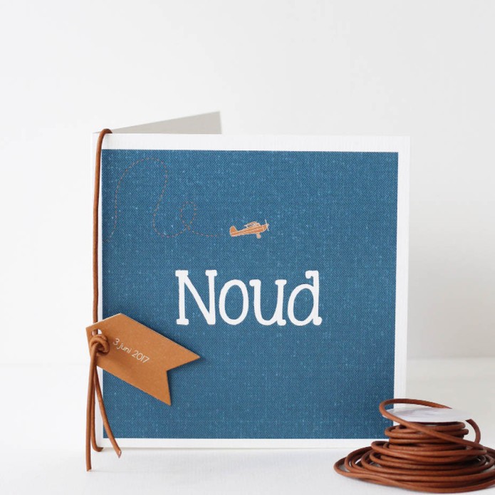 Strak en modern geboortekaartje met vliegtuig