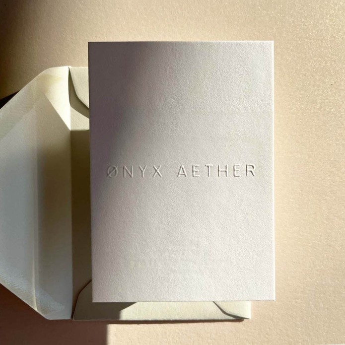 Sober wit geboortekaartje met naam in reliëfdruk unisex