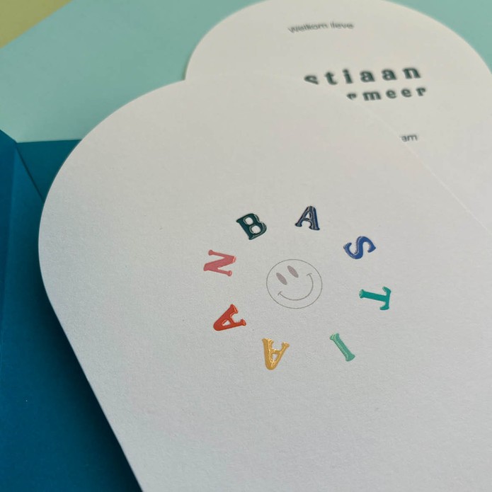 Ovaal geboortekaartje, beige met gekleurde hoogglans letters