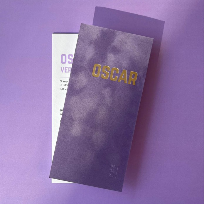 Lila kleurig velvet geboortekaartje voor jongen