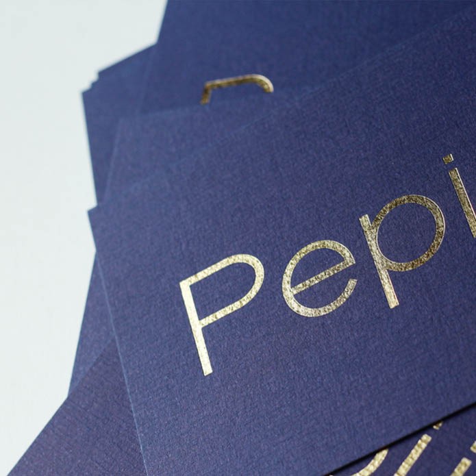 Strak, minimalistisch geboortekaartje met de naam in goudfolie