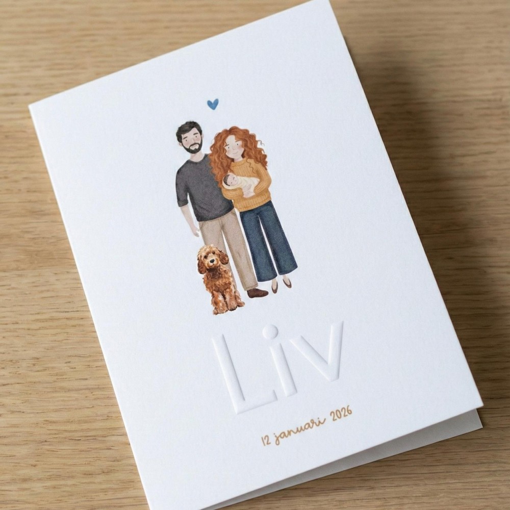 Persoonlijk illustratief geboortekaartje met gezin en hond en naam in reliëf