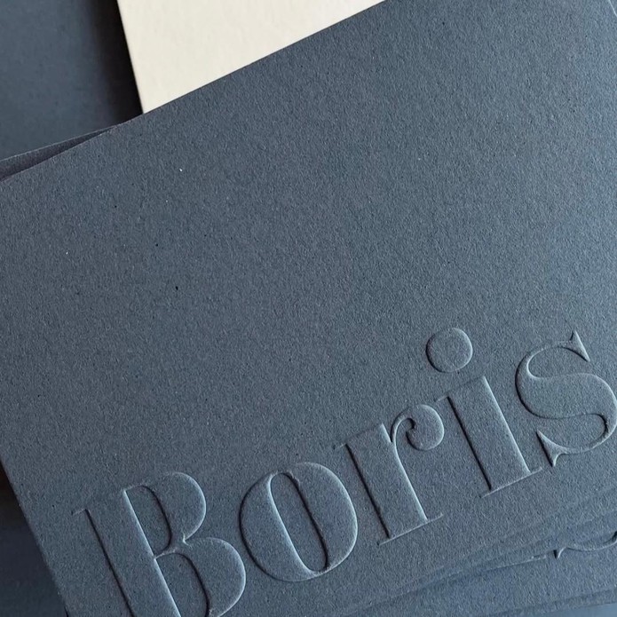 Minimalistisch geboortekaartje met de naam in reliëfdruk verhoogd