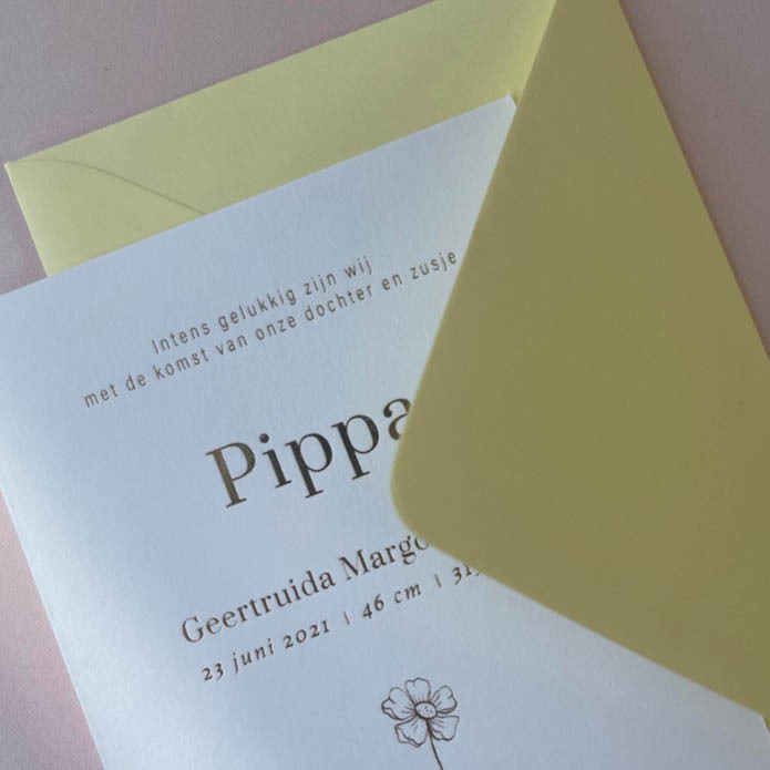 Lief goudfolie geboortekaartje bloemen