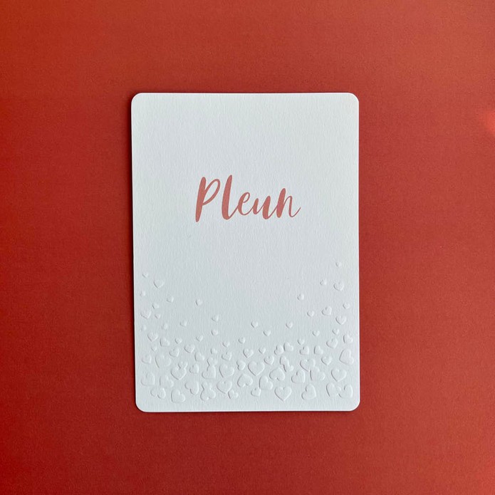 Sereen geboortekaartje wit met hartjes verhoogd gedrukt - zonder foliedruk