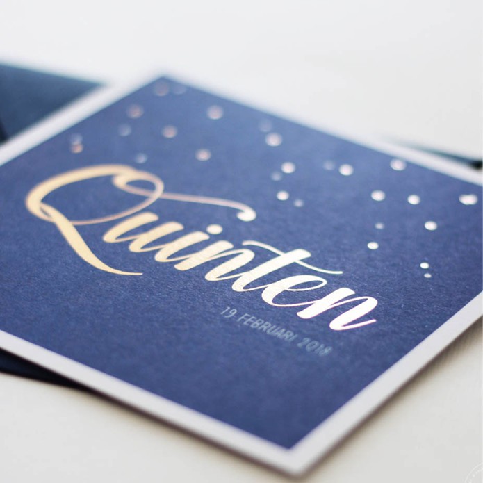 Vierkant geboortekaartje met donkerblauw kader