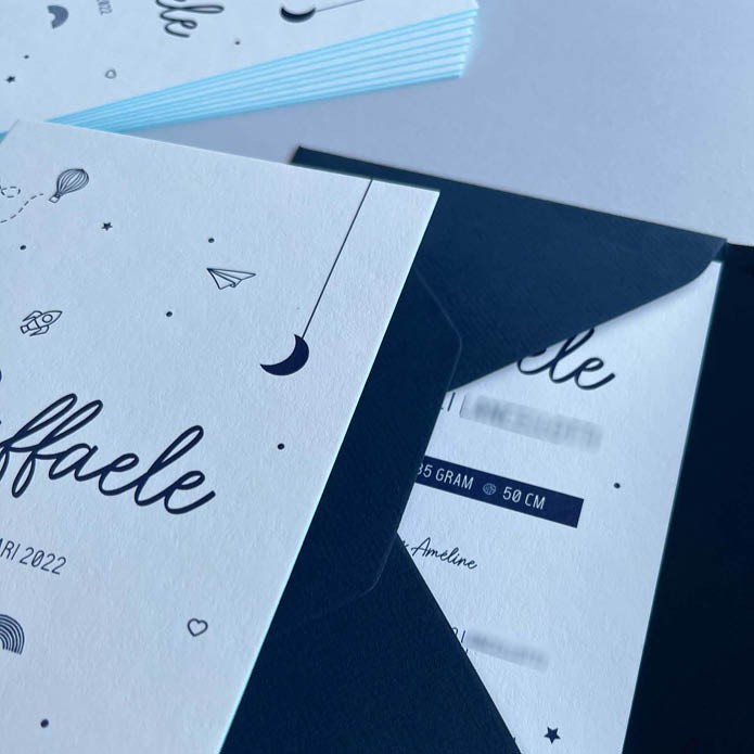 Enkel bijzonder geboortekaartje met icoontjes in blauw