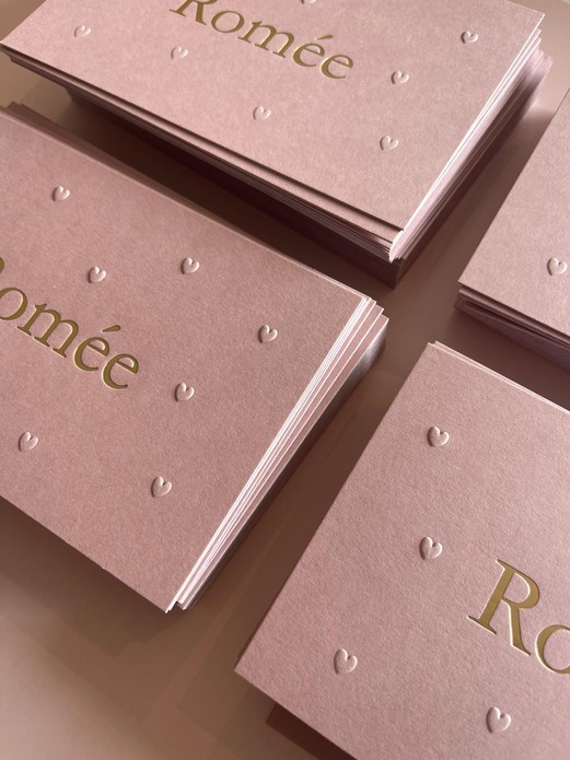 Vintage roze geboortekaartje met hartjes reliëf en goudfolie naam