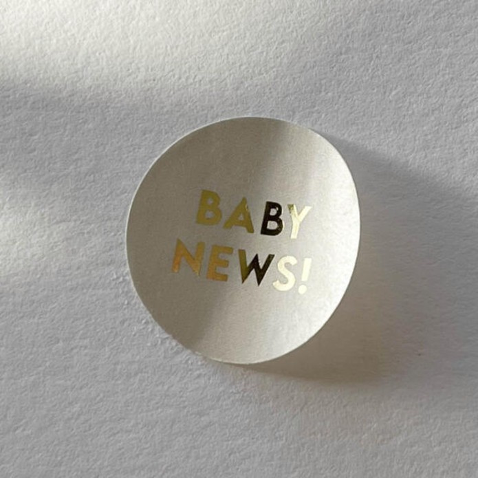 Sluitsticker beige, goud babynews