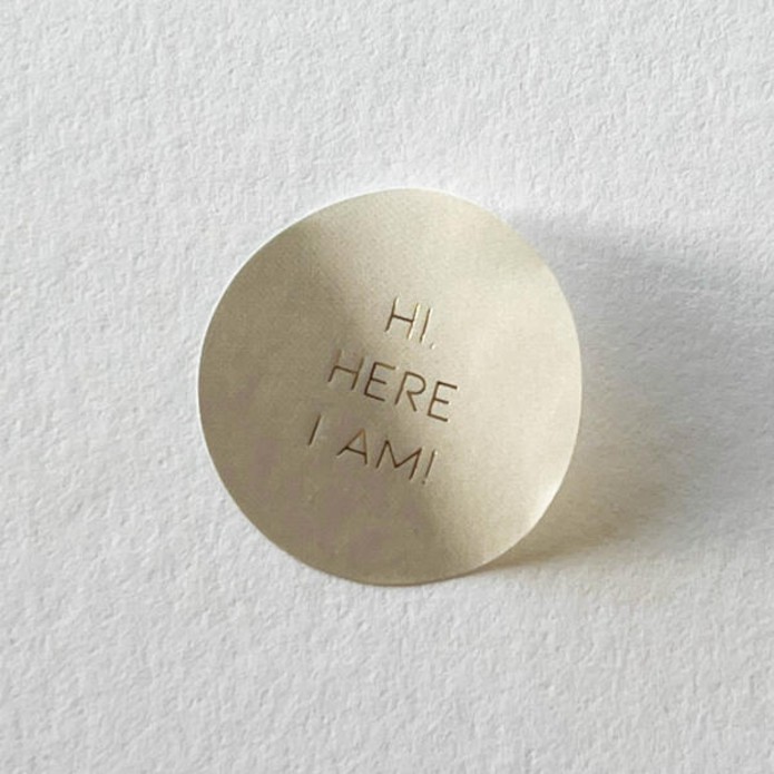 Sluitsticker beige, gouden tekst here i am