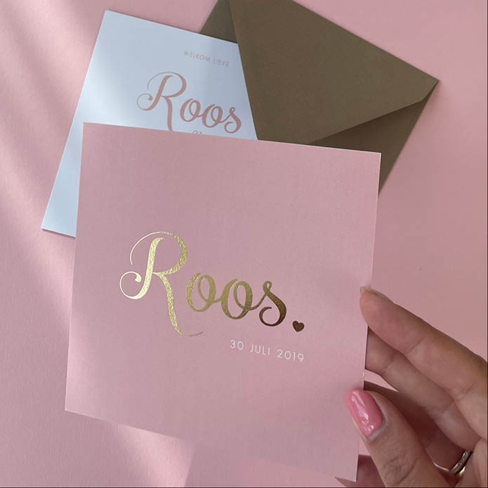 Vierkant geboortekaartje roze met goudfolie