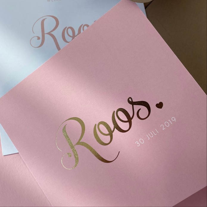 Vierkant geboortekaartje roze met goudfolie