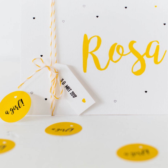Simplistisch geboortekaartje wit met gele en zwarte hartjes