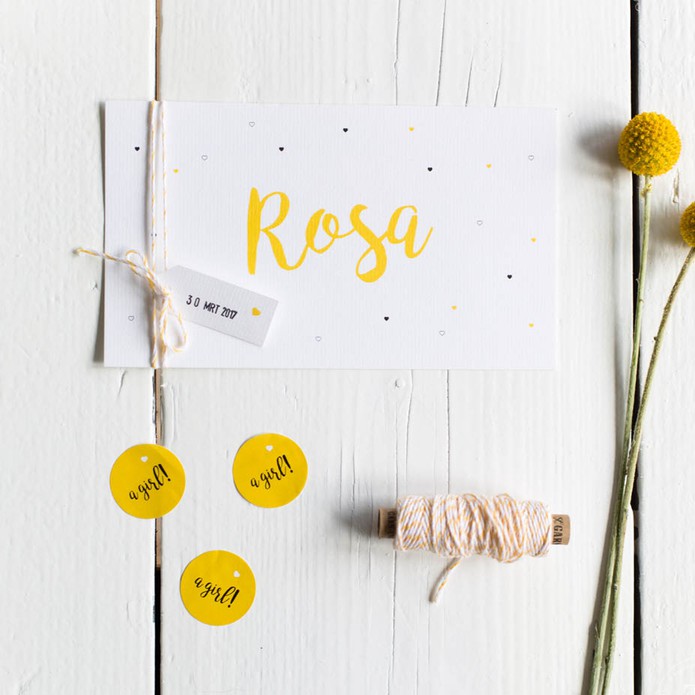 Simplistisch geboortekaartje wit met gele en zwarte hartjes