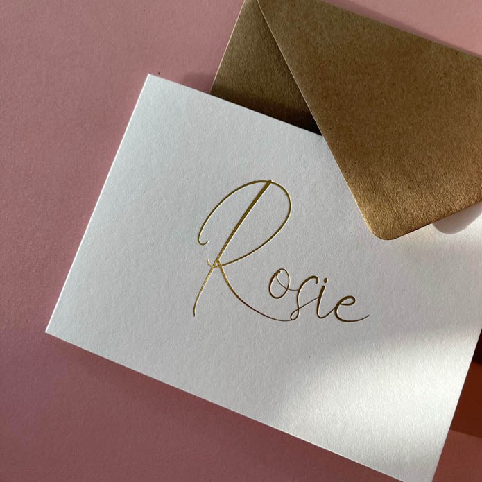 Stijlvol, dubbel gevouwen geboortekaart met sierlijke letters van goud