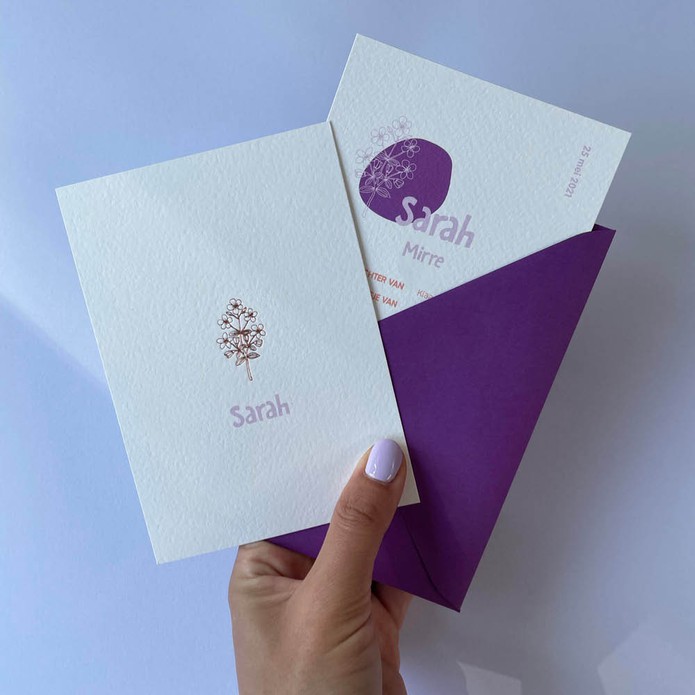 Sober geboortekaartje wit met roségoud boeketje