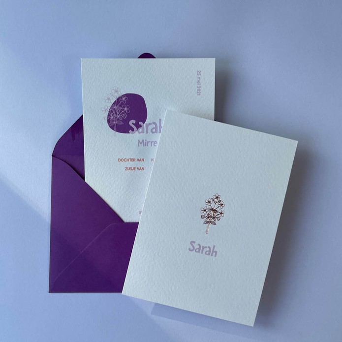 Sober geboortekaartje wit met roségoud boeketje