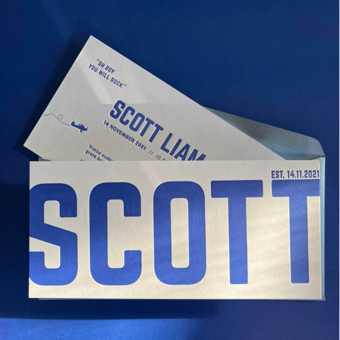 Stoer geboortekaartje met grote strakke letters