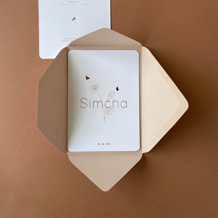 Rustig geboortekaartje met oudroze bloem en roségoud folie