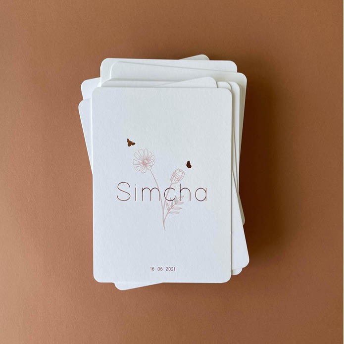 Rustig geboortekaartje met oudroze bloem en roségoud folie