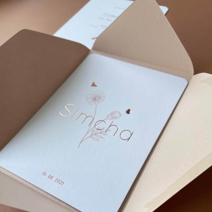 Rustig geboortekaartje met oudroze bloem en roségoud folie