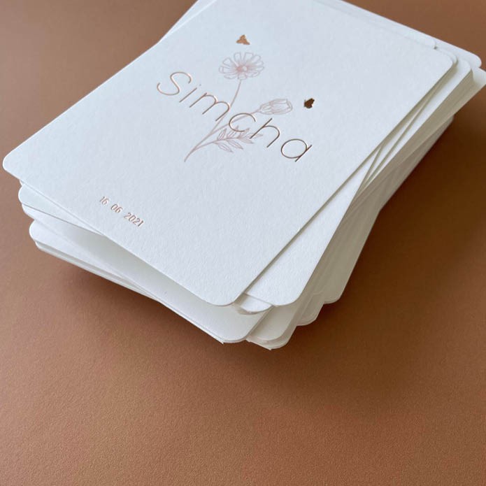 Rustig geboortekaartje met oudroze bloem en roségoud folie