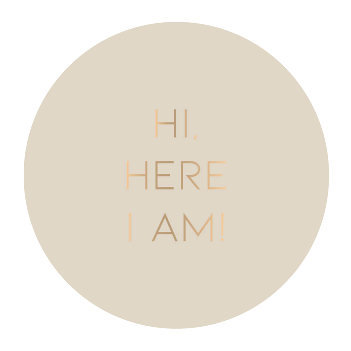 Sluitsticker beige, gouden tekst here i am