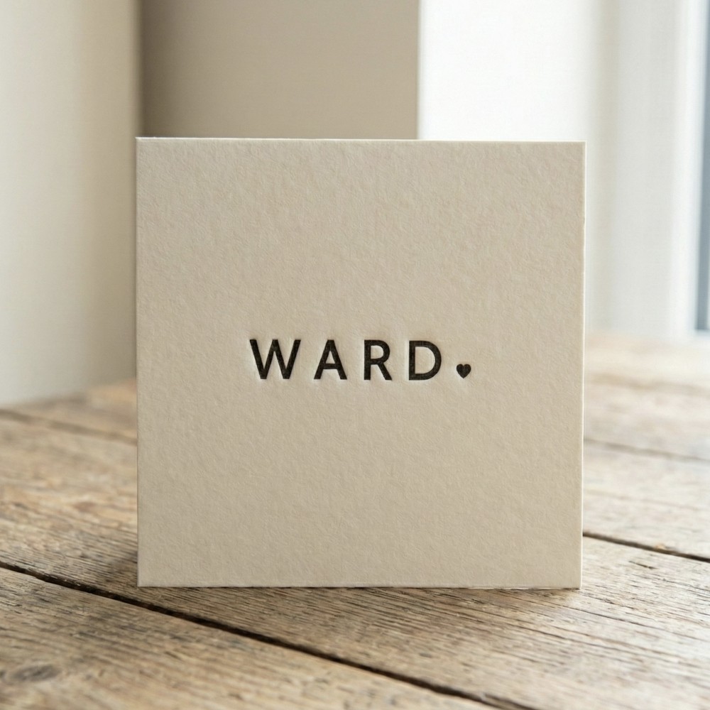 Sober letterpress geboortekaartje in wit met zwarte naam