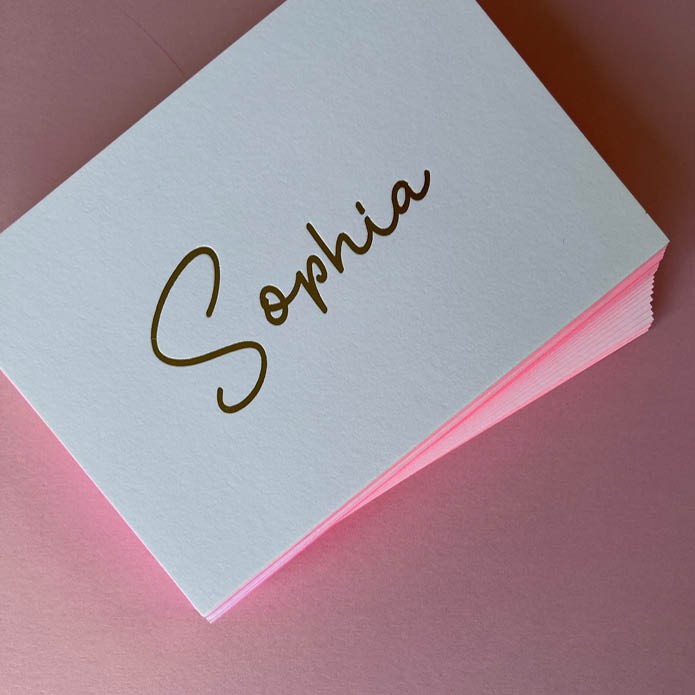 Uniek geboortekaartje met goudfolie en kleur op snee