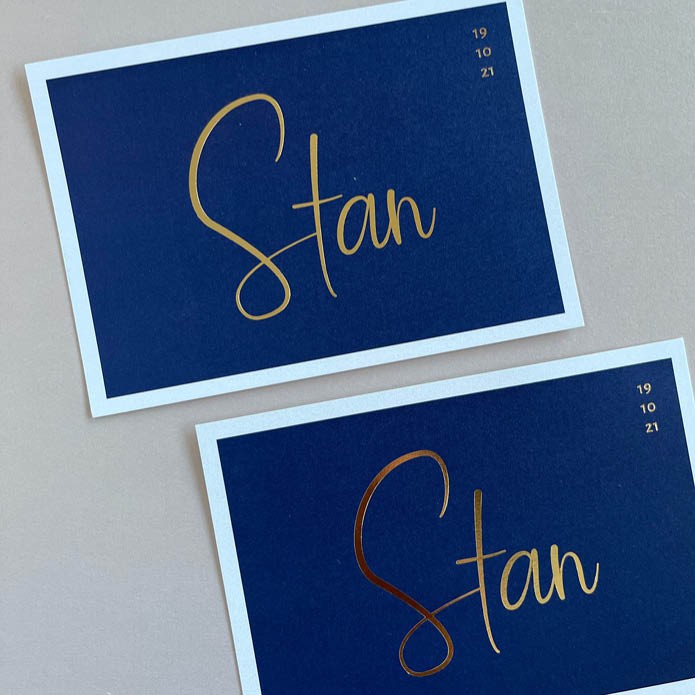 Minimalistisch donkerblauw geboortekaartje met kader