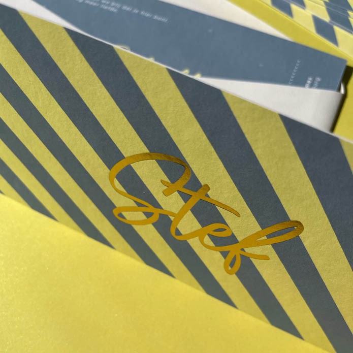 Uniek geboortekaartje ijsblauw en zachtgeel met goudfolie