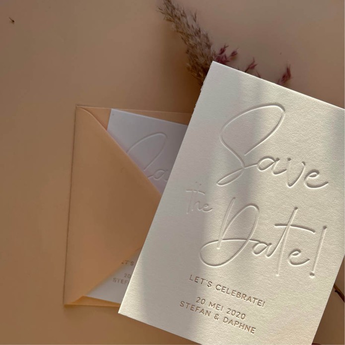 Prachtig chique save the date kaart met reliëfdruk en goudfolie