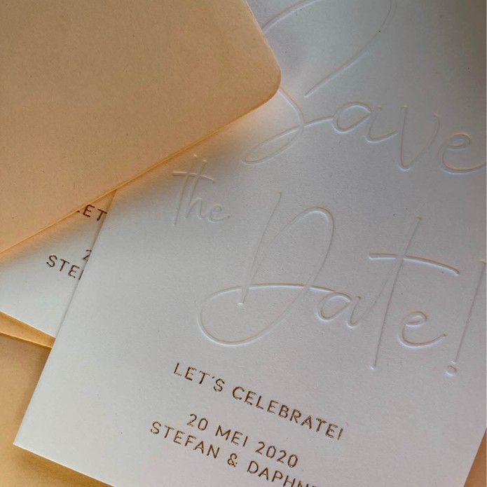 Prachtig chique save the date kaart met reliëfdruk en goudfolie