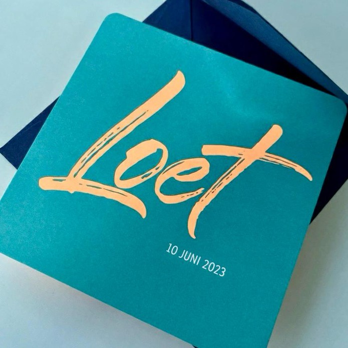 Stoer geboortekaartje met fluoriserende neon inkt voor een jongen